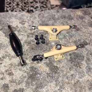 34mm reverse kingpin fingerboard trucks